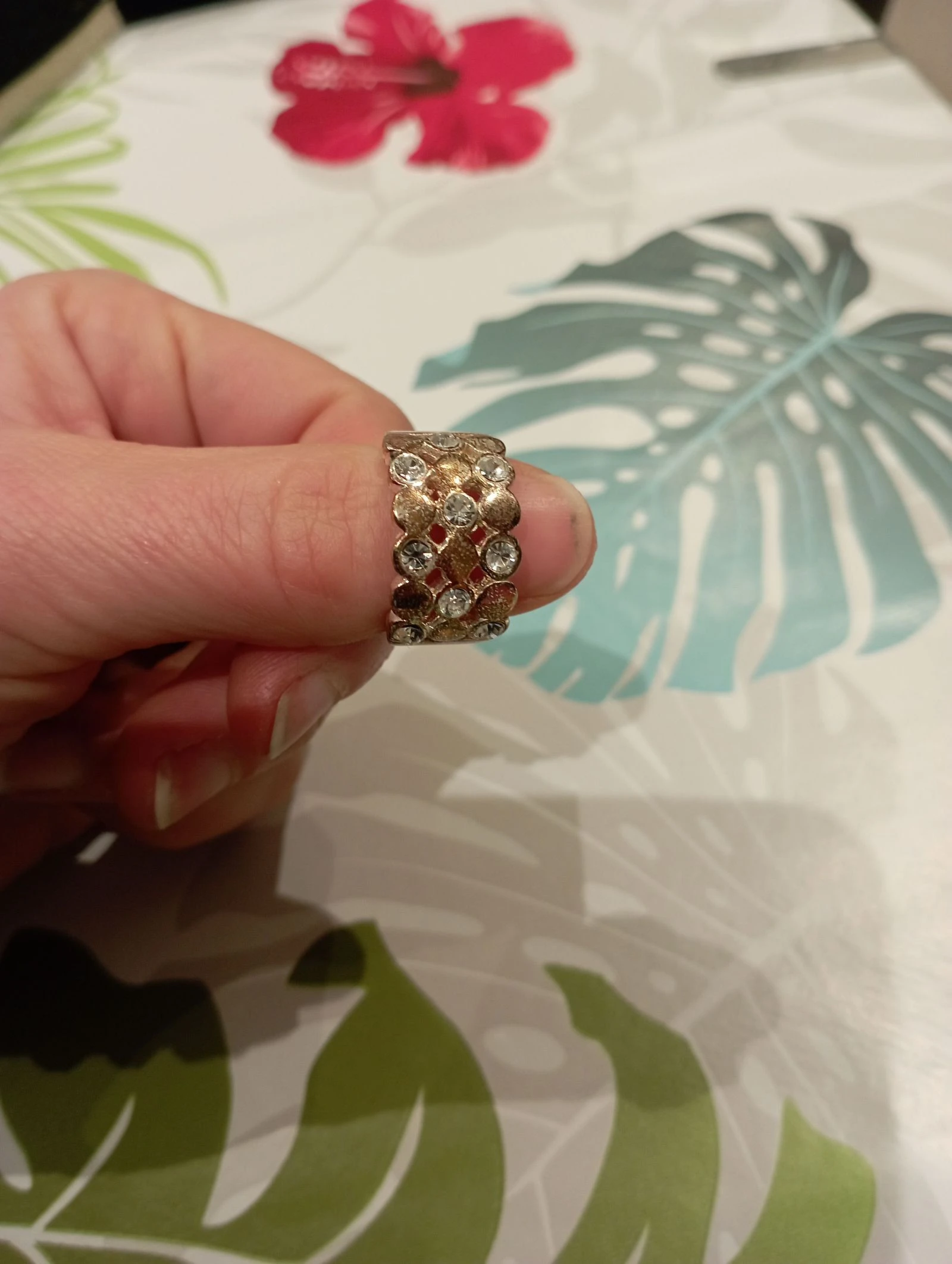 Bague dorée avec des strass
